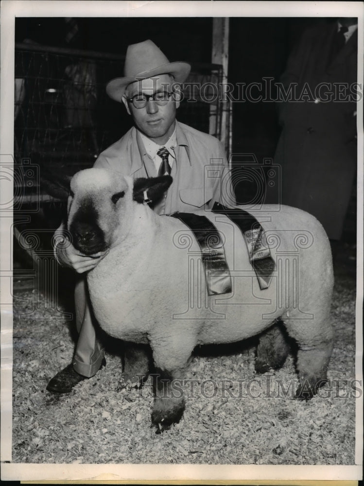 1952 Press Photo Carroll Schaffner of Penn State Colllege exhibits 145lb lamb - Historic Images