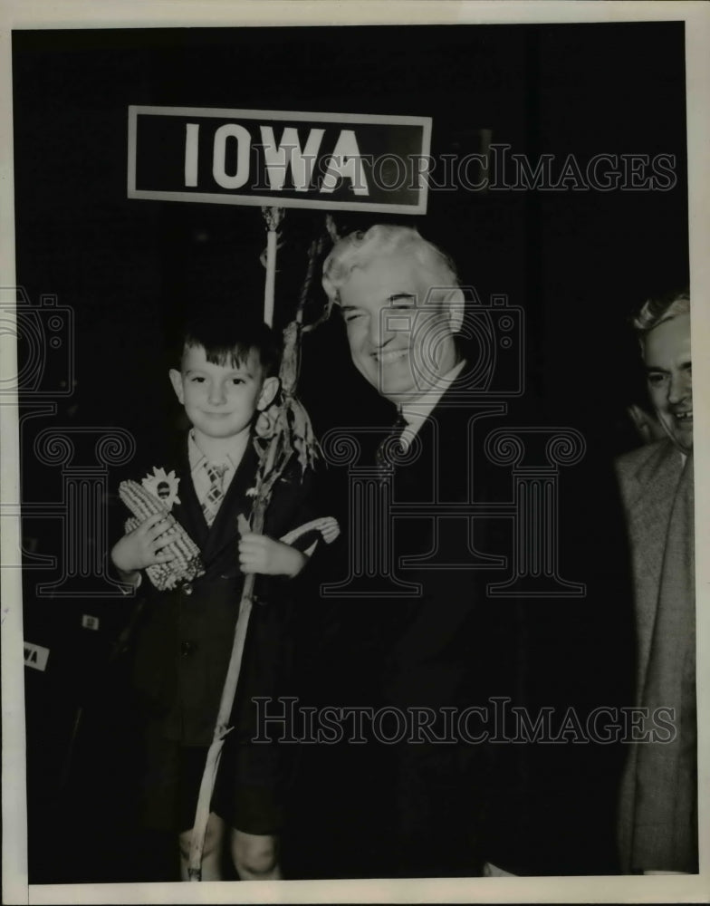 1936 Press Photo Howard Jones enjoying nat'l convention with lester Dickinson - Historic Images