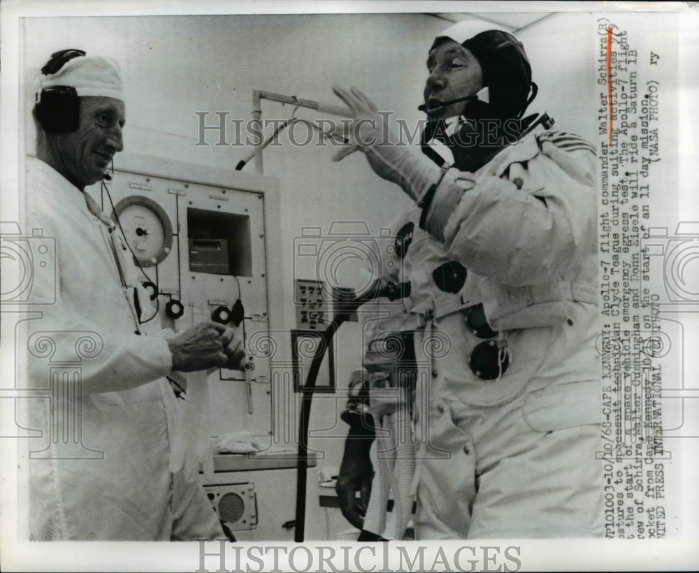 1968 Press Photo Walter Schirra gestures to spacesuit technician Clyde Teague - Historic Images