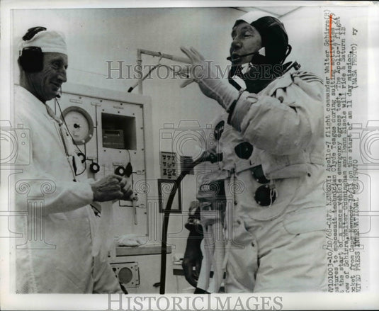 1968 Press Photo Walter Schirra gestures to spacesuit technician Clyde Teague - Historic Images