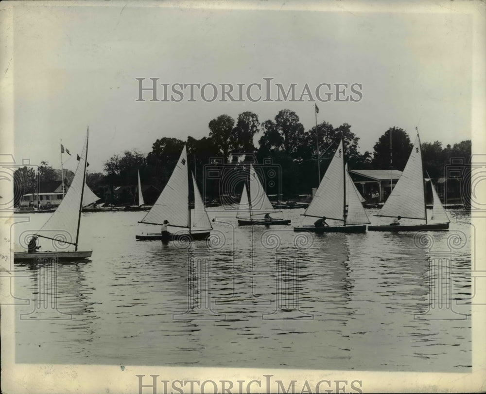 1930 Royal Canoe Club holds race for Knowles Bowl - Historic Images
