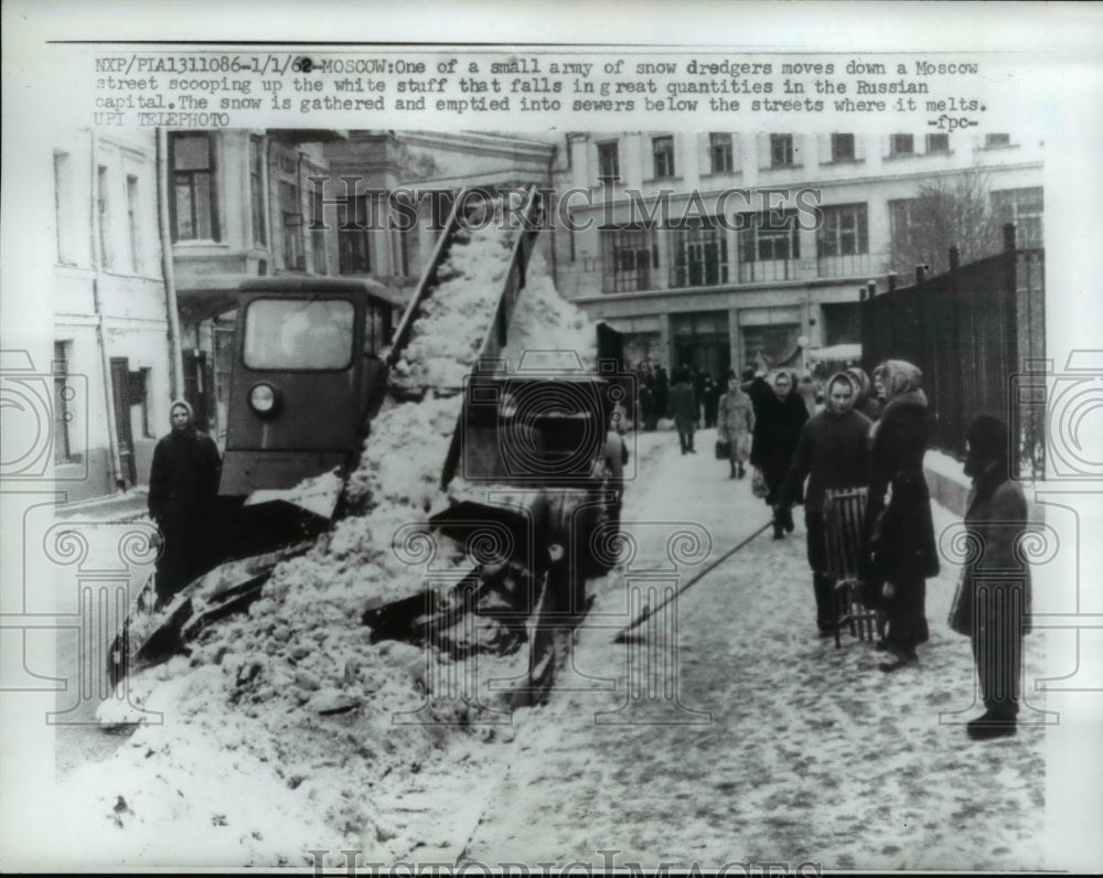 1962 Press Photo Small armies of snow dredgers work to clear Moscow streets.-Historic Images