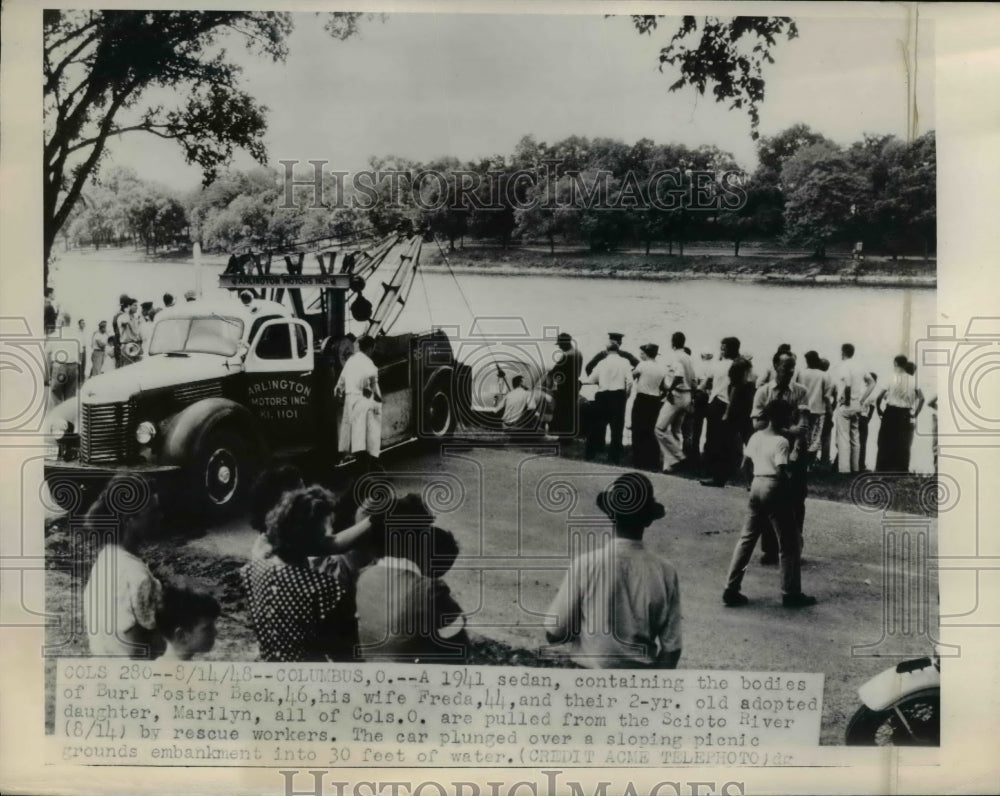 1948 Press Photo Burl Foster beck, Freda, Marilyn Car pulled from Scioto River - Historic Images