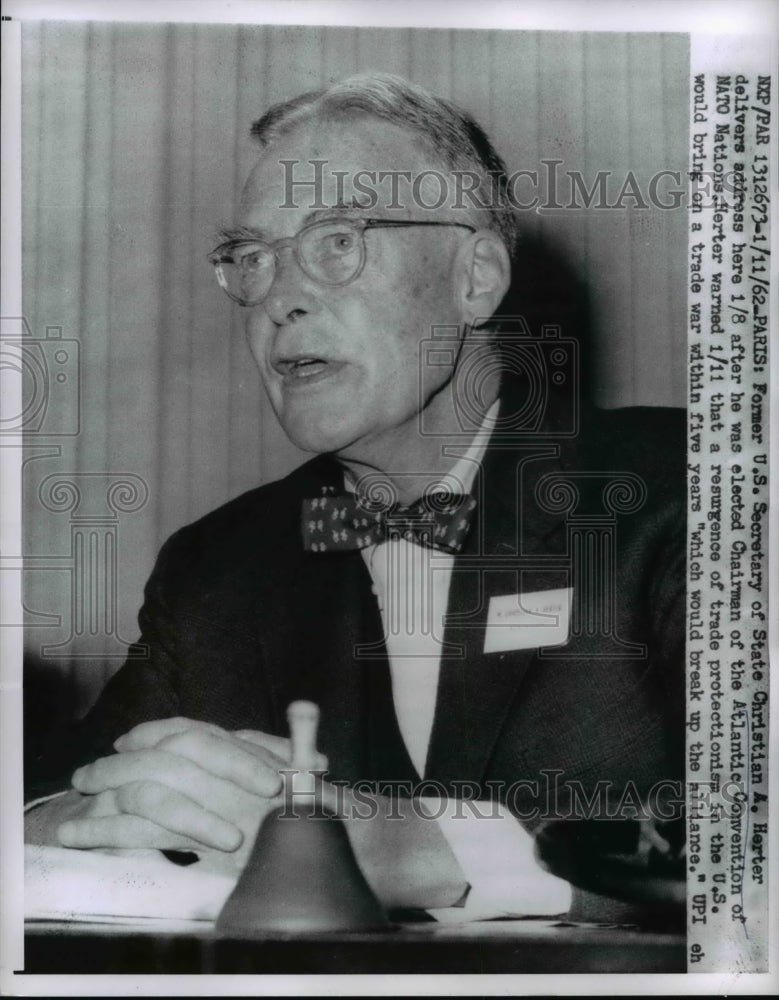 1968 Press Photo U.S. Sec of State Christian A. herter Delivers address in Paris - Historic Images