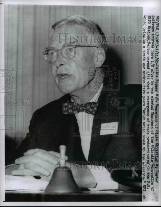 1968 Press Photo U.S. Sec of State Christian A. herter Delivers address in Paris - Historic Images