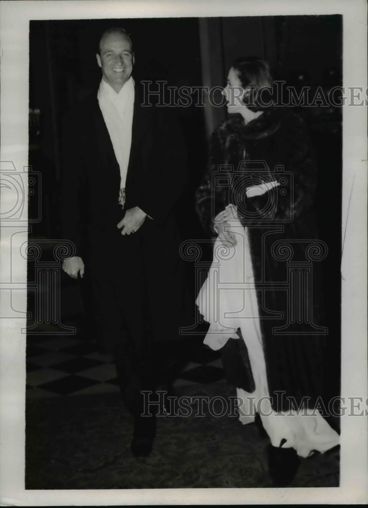 1938 Mr and Mrs James Roosvelt arriving for dinner for President. - Historic Images