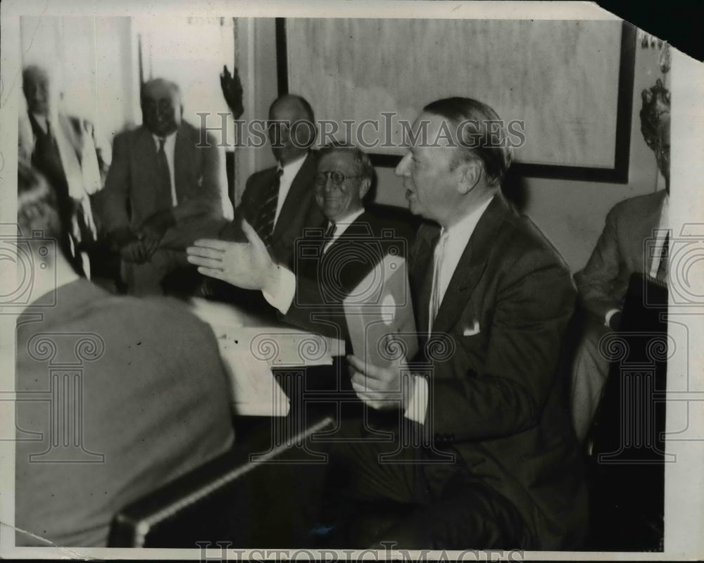 1933 Senate Military Committee investigates purchase of toilet kits. - Historic Images