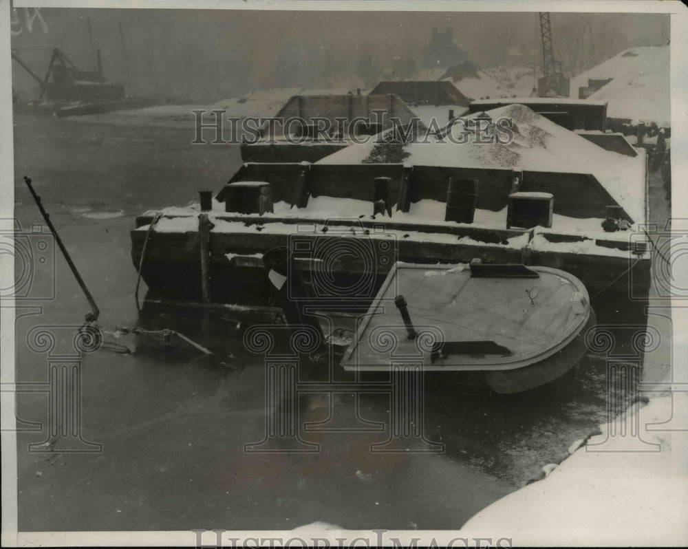 1932 Press Photo Tug boat sunk at the foot of the South Capitol Docks, - Historic Images