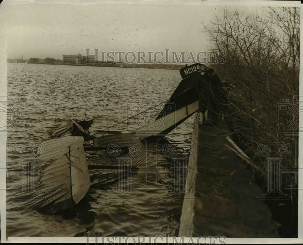 1931 Press Photo Wrecked Plane plunge in the Potomac River in Washington D.C. - Historic Images