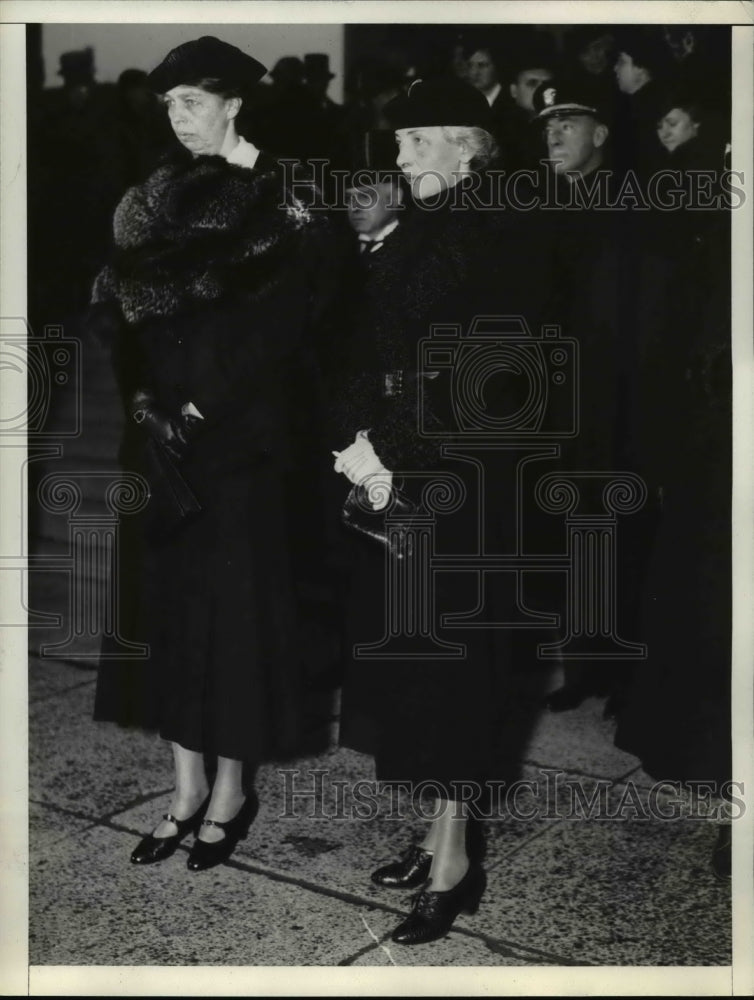 1935 Press Photo Mrs. Roosevelt Mrs. Frank Finter - nee53097-Historic Images