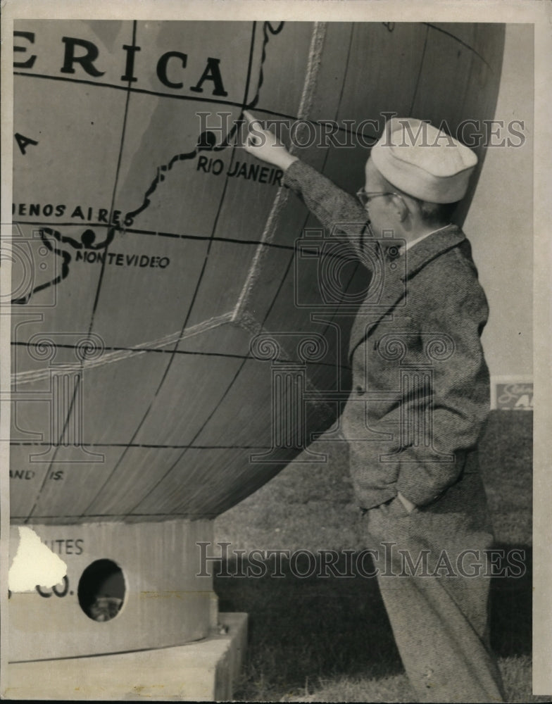 1949 Arthur Briggs, Stowaway on Plane from St Louis to NY - Historic Images