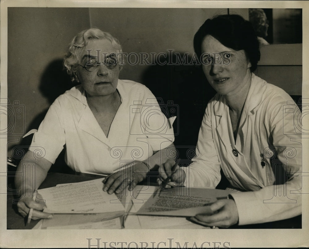 1933 Press Photo Mrs. Lucine Irish Brown and Mrs. Adele Gordon RN of clinic. - Historic Images