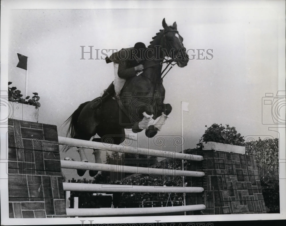 1961 Press Photo Britain&#39;s David Broome Clears Jump On Sunshine - Historic Images