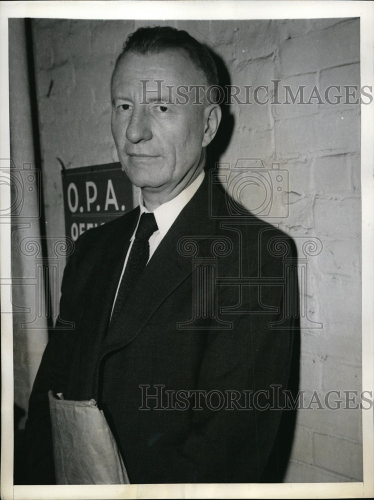 1943 Press Photo Rev Fletcher D Parker after turning in his gas ration books-Historic Images