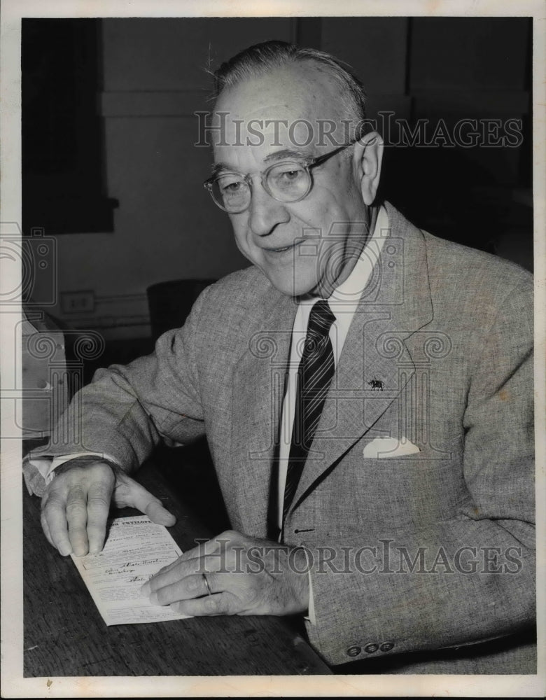 1956 Press Photo FD Walthour delays FL departure to cast his absentee vote-Historic Images