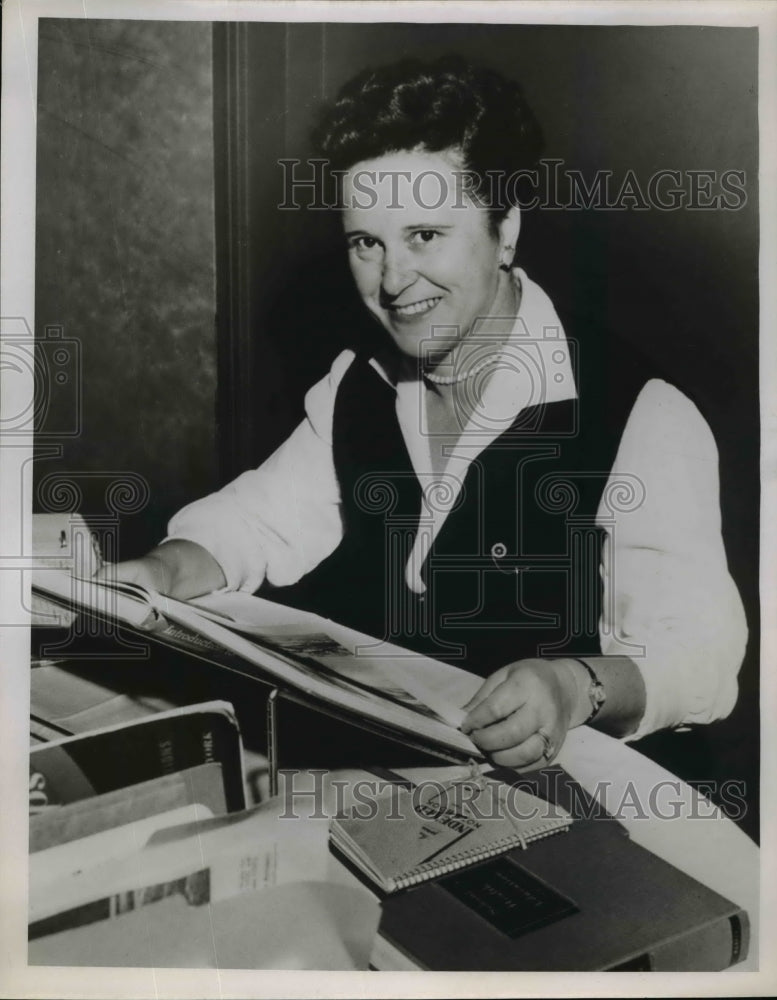 1960 Press Photo Mrs Hugh B Corkette of Fairview Park Ohio - Historic Images