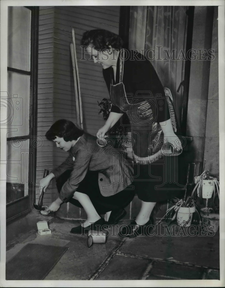 1948 Press Photo Nailing up rat holes - nee71227 - Historic Images