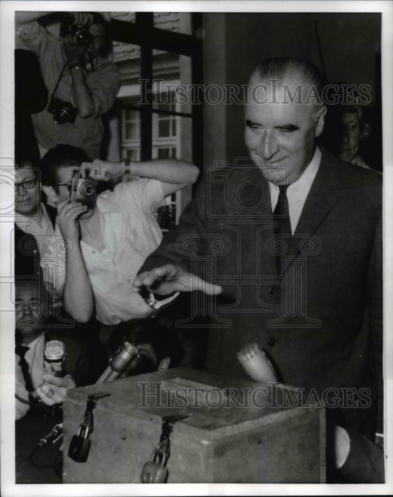 1969 Press Photo Former French Premier George Pmpidou casts his ballot France-Historic Images