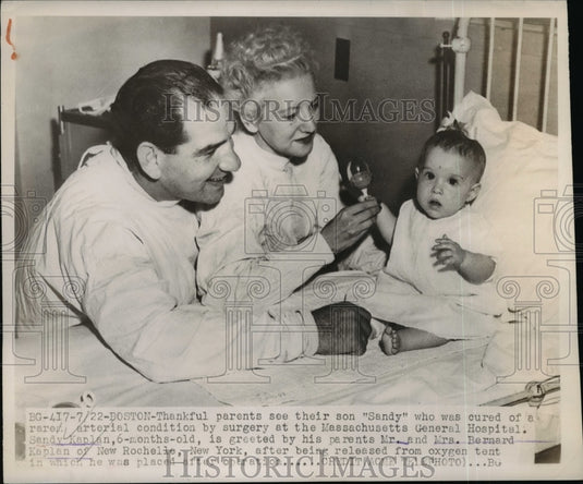1949 Press Photo Mrs. & Mrs. Bernard Kaplan with Son Sandy Kaplan at Hospital-Historic Images