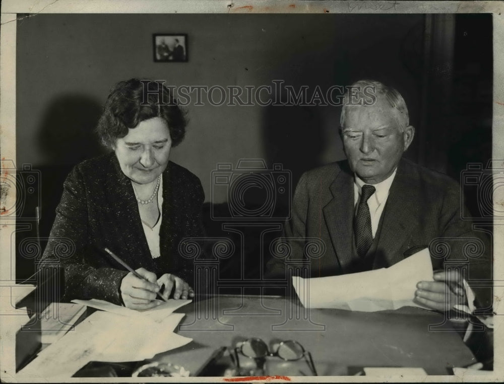 1931 Press Photo Mrs. Jack Garner Is A Help-Mate To Her Husband - nee71742-Historic Images