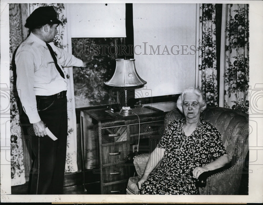 1946 Press Photo Mrs. Katherine Boyle, Policeman Jack Linvingston Gun Spree - Historic Images