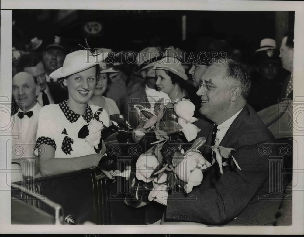 1937 Elizabeth Gillettee presents bouquet to President Roosevelt - Historic Images