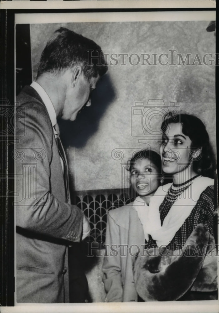 1960 Press Photo Pres.John F. Kennedy talks with Majella Abbullah and friend.-Historic Images