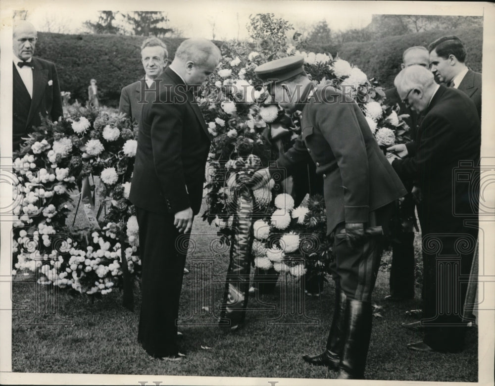 1946 Press Photo UN Delegates Visit Grave of Late President Franklin Roosevelt-Historic Images