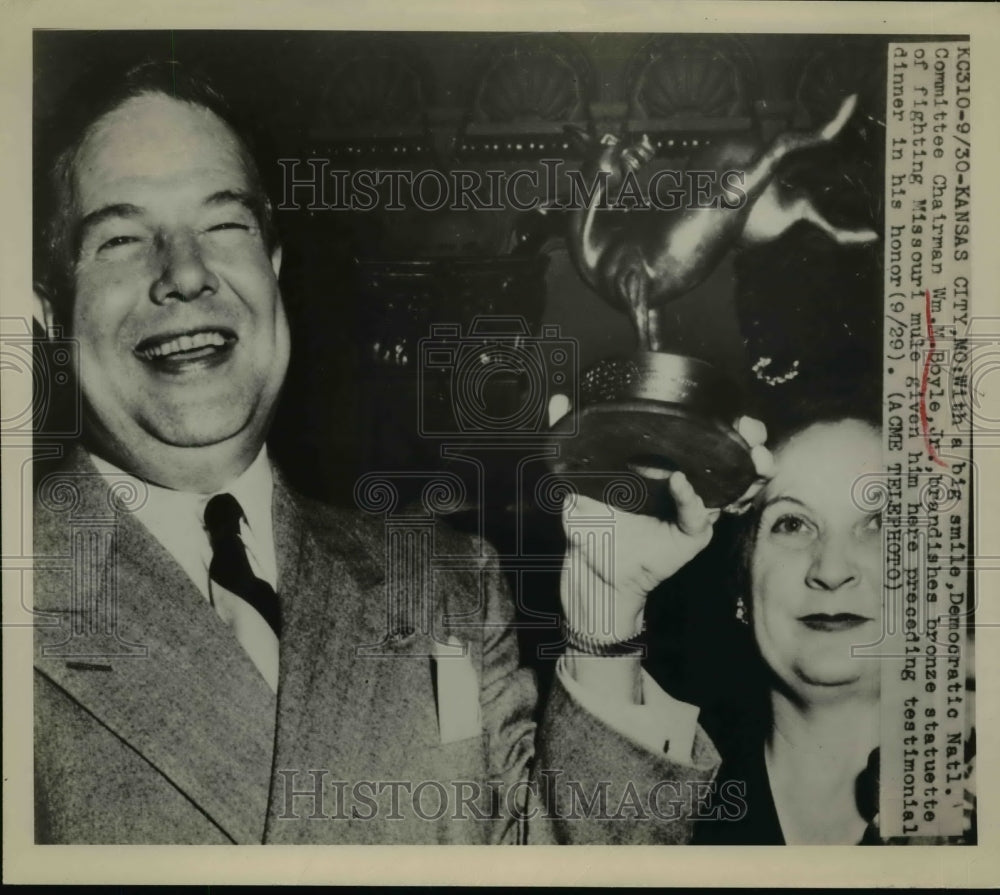 1949 Press Photo Wm.M.Boyle Jr. with bronze statuette of Fighthing Missoiri Mule-Historic Images