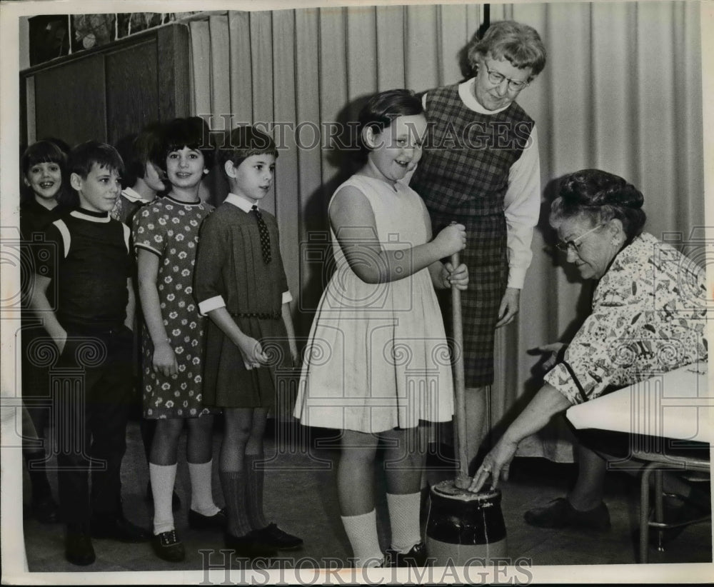 1967 Press Photo Mentor Elementary Student with their Social Studies Teachers.-Historic Images