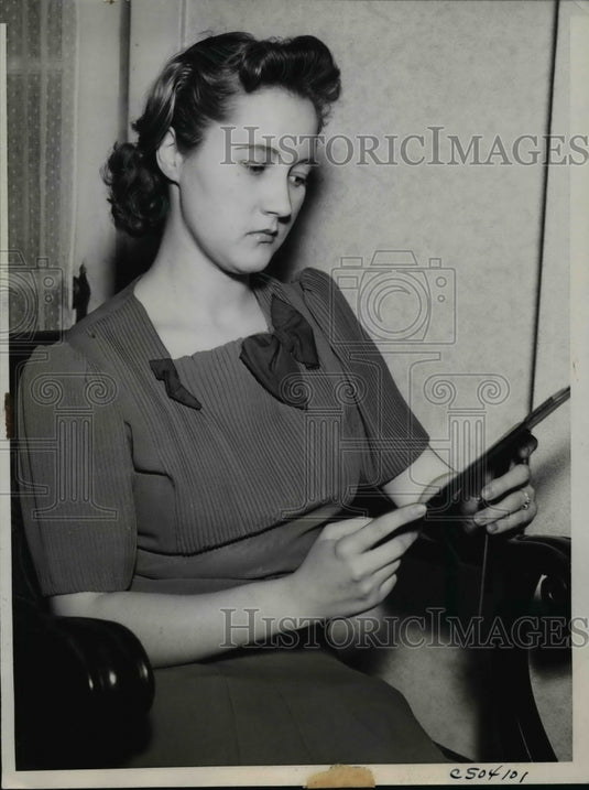 1939 Letitia Lentz friend of missing aviator Charles Backman - Historic Images