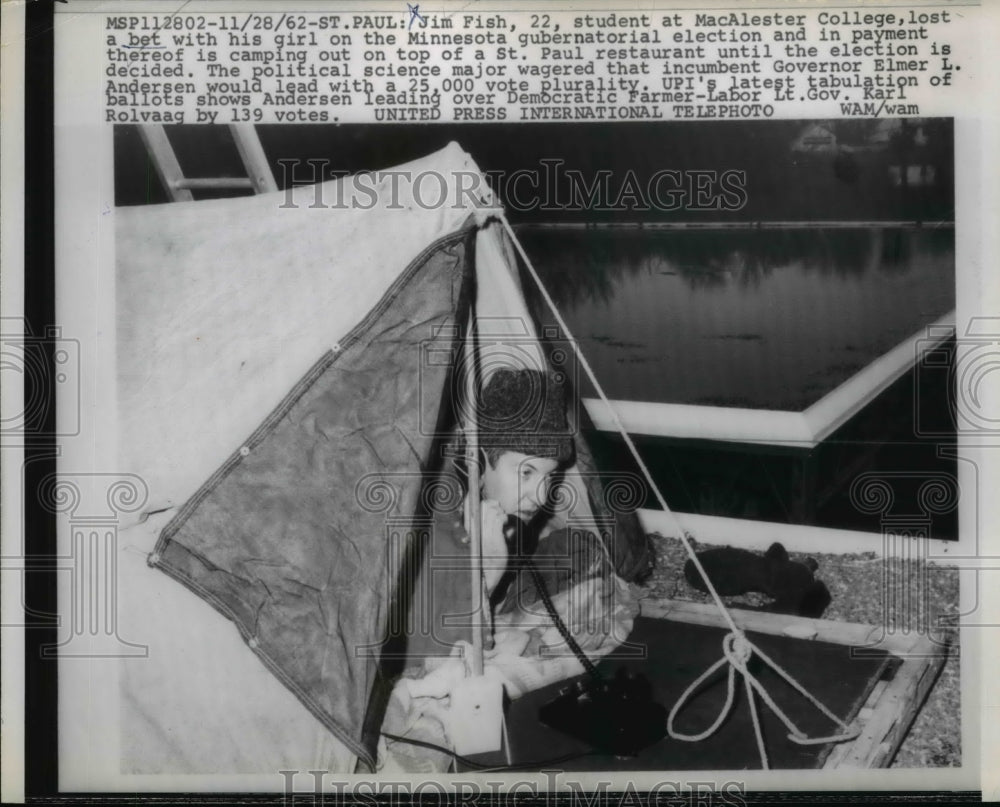 1962 Press Photo Jim Fish camping out in payment of bet for Minn. Election. - Historic Images