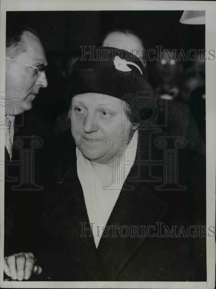 1934 Mrs. Anna bewick McElroy mother of eighteen, alleged Swindler - Historic Images