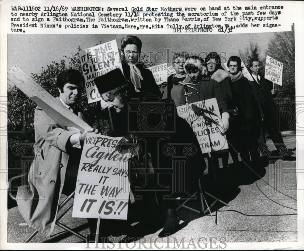 1969 Press Photo Gold Star Mothers protest the moratorium to sign a Faithogram-Historic Images