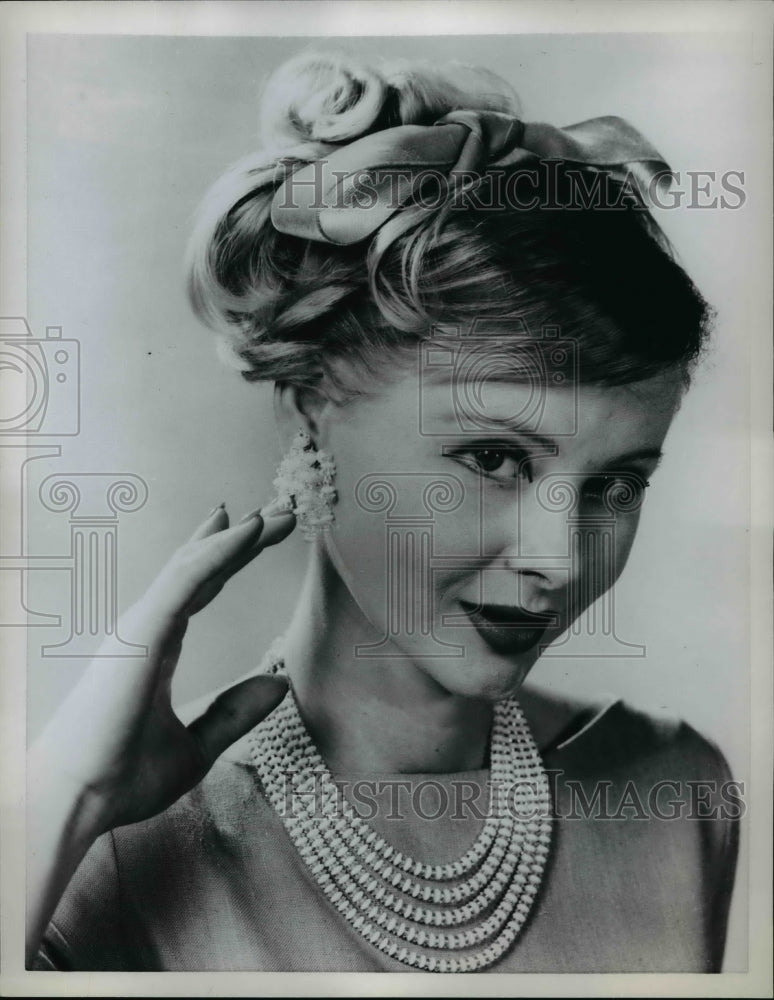 1958 Press Photo Porcelain beads &amp; crystal use in jewelry necklace &amp; earrings - Historic Images