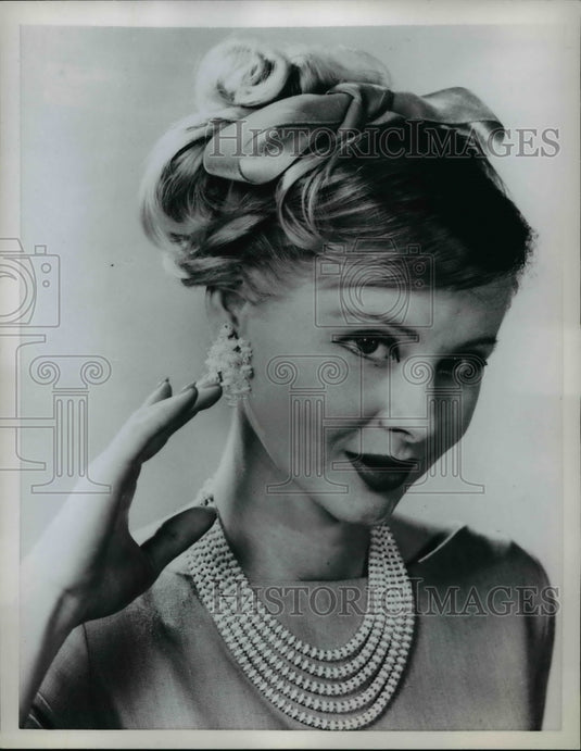 1958 Press Photo Porcelain beads & crystal use in jewelry necklace & earrings - Historic Images