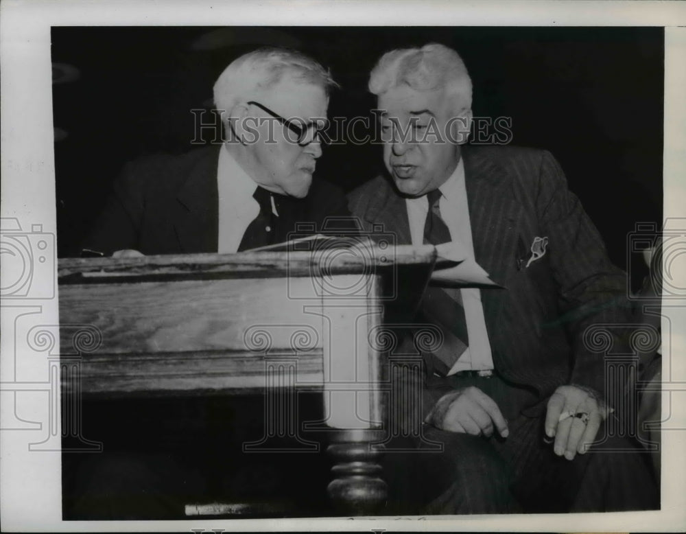 1945 Press Photo Lawyer Walter Mellinger &amp; AH Keeler AFL representative in PA - Historic Images