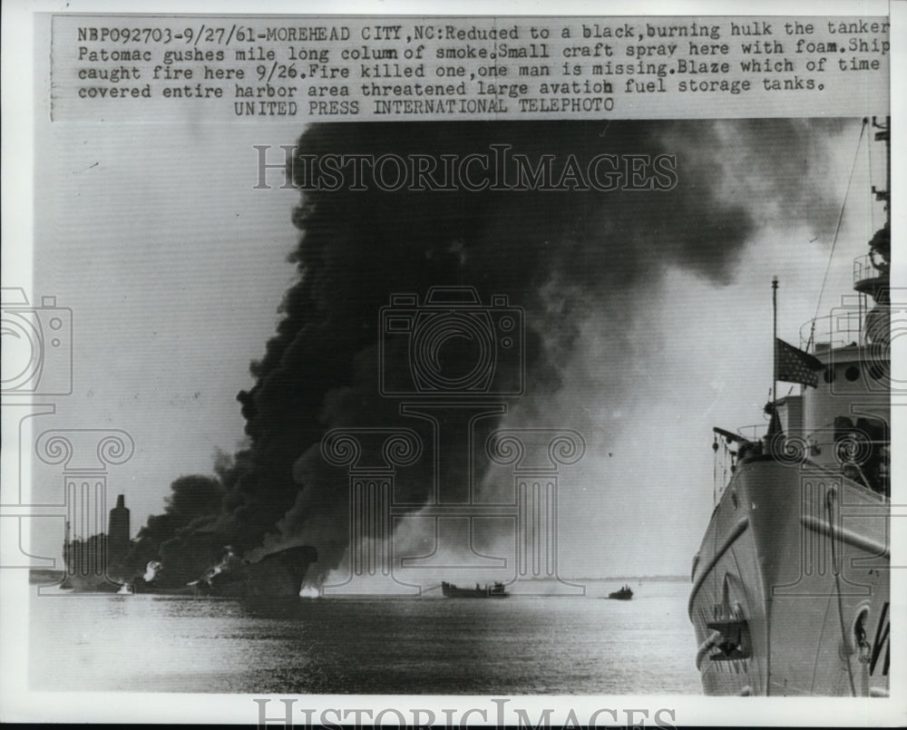 1961 Press Photo Huge Smoke From Burning Tanker Patomac - Historic Images