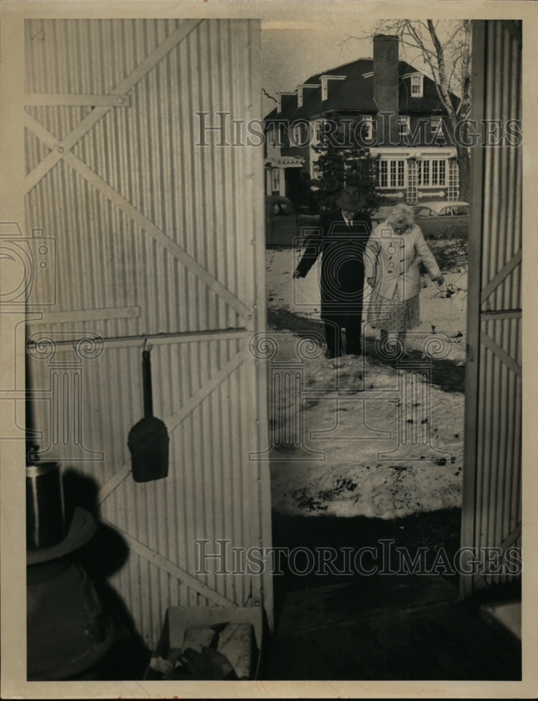 1957 Press Photo Mr. and Mrs. Leon Moshier Walking To Their Home - Historic Images