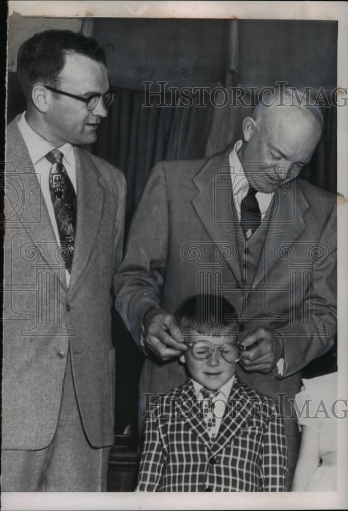 1954 Press Photo Pres.Eisenhower places his eyeglasses on Gregory Windenberg - Historic Images