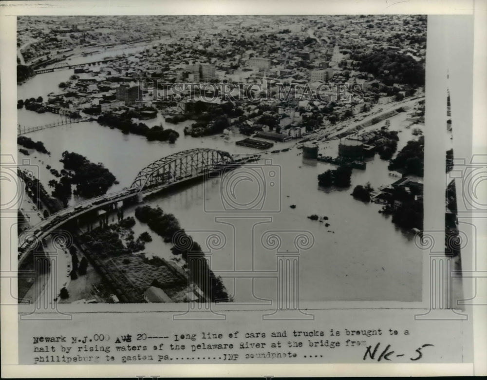 1955 Press Photo Raising Water of the Delaware River at the bridge - Historic Images