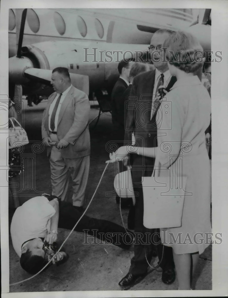 1960 Press Photo Sen Lyndon Johnson arrived at Municipal Airport Kansas City - Historic Images