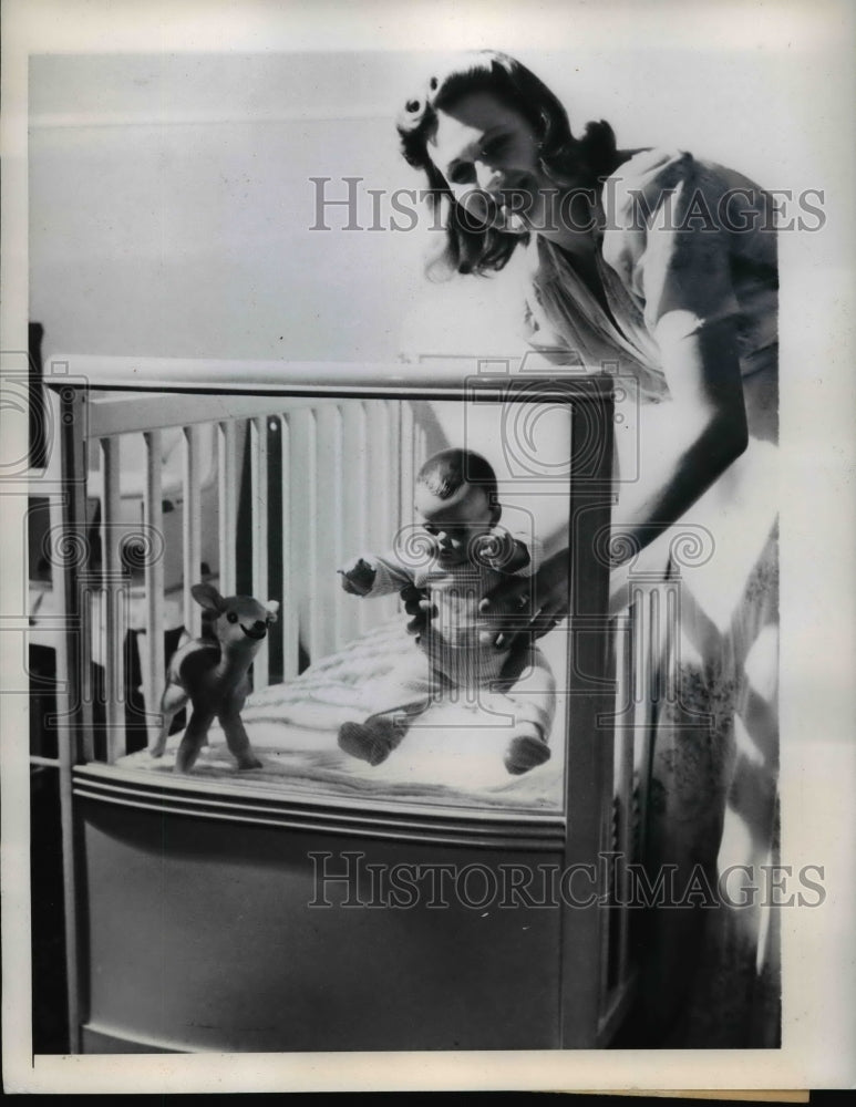 1945 Transparent footboard on crib enbales mothe to look at baby - Historic Images