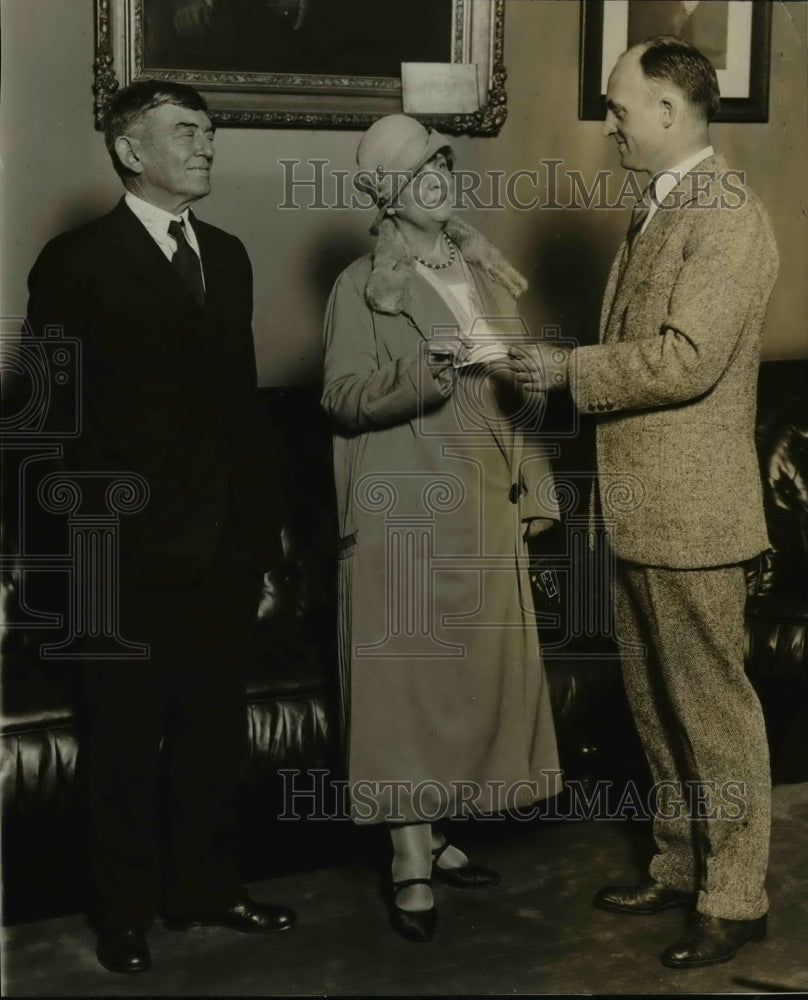 1926 Press Photo Mrs John LeJeune presents donation to Col Hanford MacNider - Historic Images
