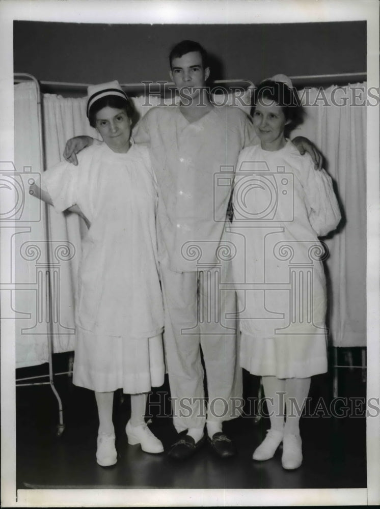 1943 Press Photo Clifford Johnson of Mo.fire victim on road to recovery - Historic Images