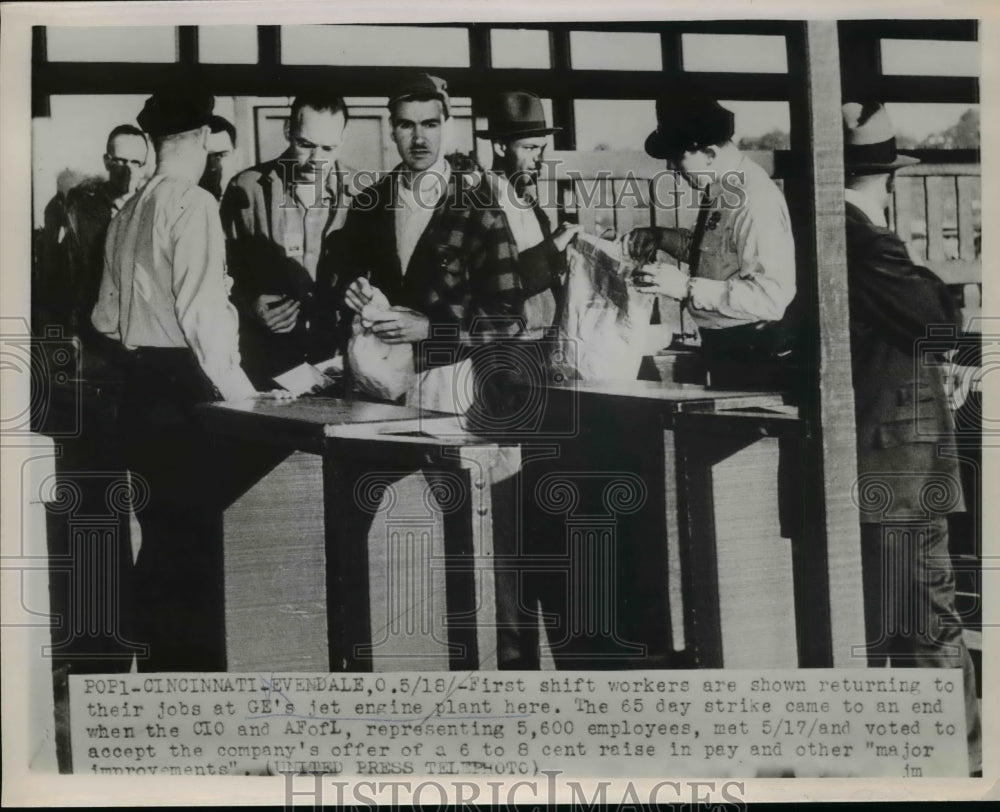 1953 Press Photo First shift workers returned to their jobs at GE&#39;s Jet Engine - Historic Images