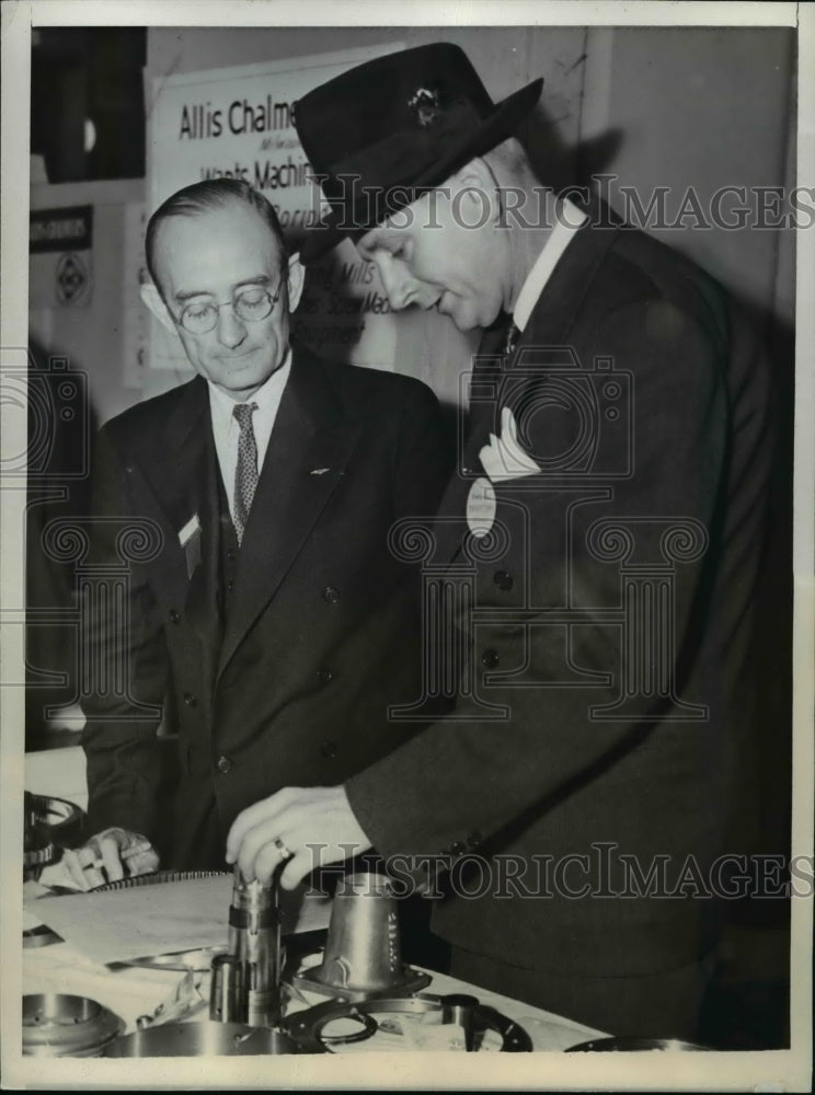 1941 Press Photo F.C. Pettitt And L.J. Highfield Look At A Starter Shaft-Historic Images