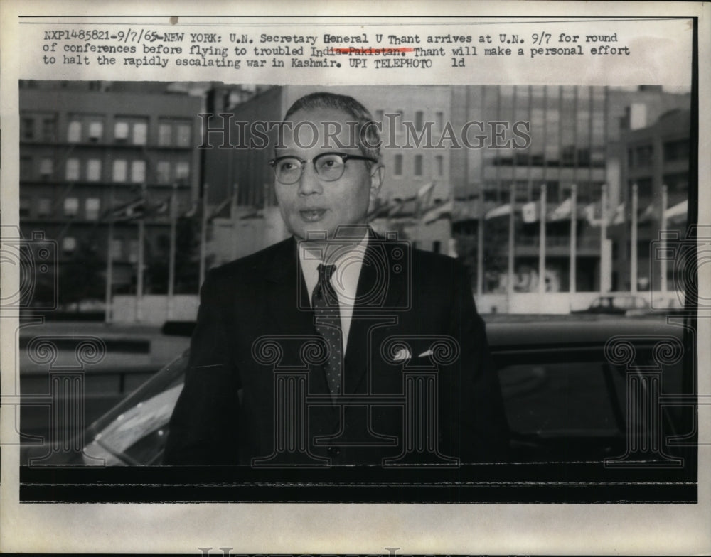 1965 Press Photo U.N.Sec.Gen.U.Thant arrives at U.N. Headquartera - nee97696-Historic Images