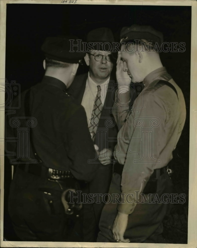 1930 Press Photo Robert Wright Jr.suspect in slaying with Country Patrolman-Historic Images