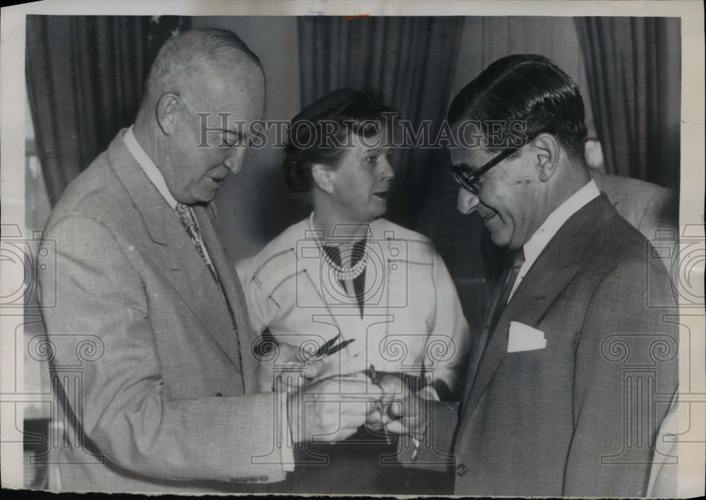 1954 Press Photo Pres.Dwight Eisenhower hands his pen to Irving Berlin-Historic Images